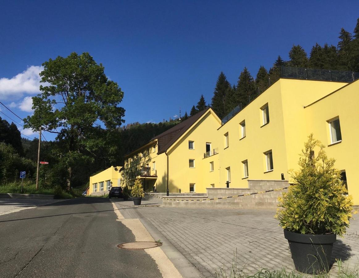 Black & White Apartments, Mytinka, Jesenik Bagian luar foto